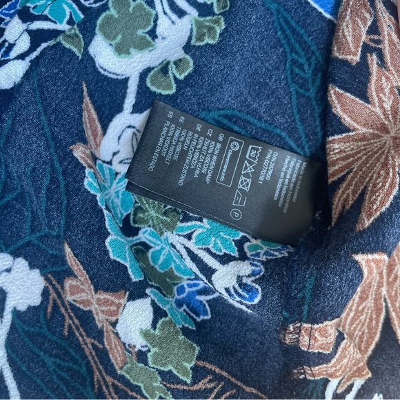 H&M Navy Blue Floral Top with Keyhole Back Size 4 - Picture 5 of 10